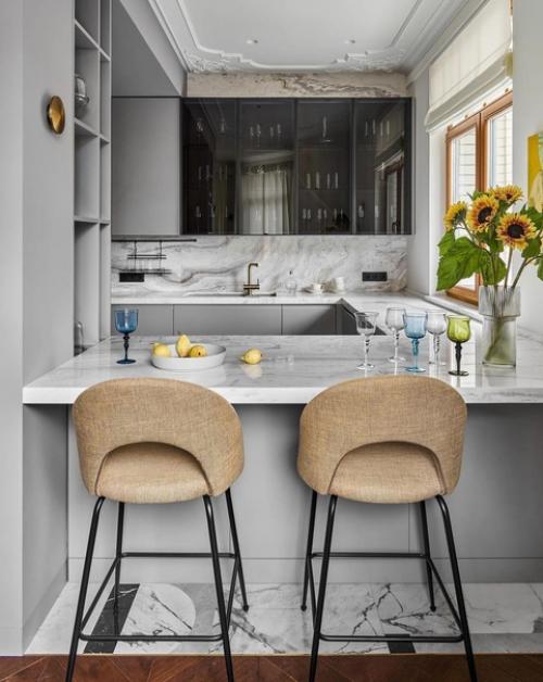 Квартира с приятным интерьером, он в меру яркий, не перенасыщен лишними деталями. 03