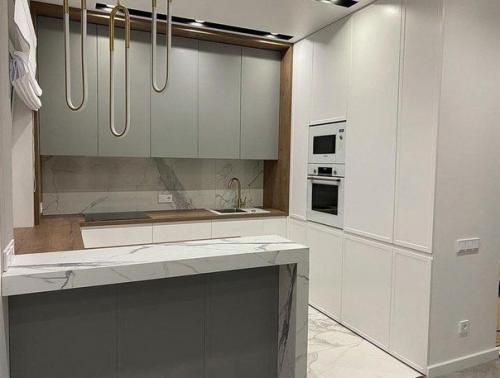 Кухонная зона в которой идеально реализован рабочий треугольник. 01