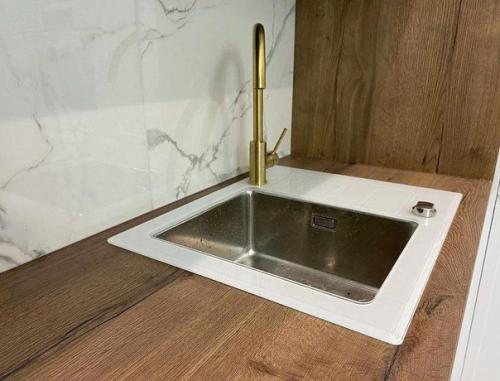 Кухонная зона в которой идеально реализован рабочий треугольник. 06