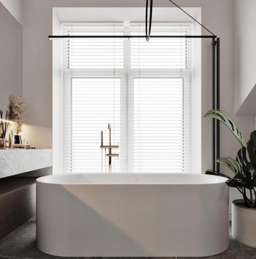 Ванная комната с большими окнами.