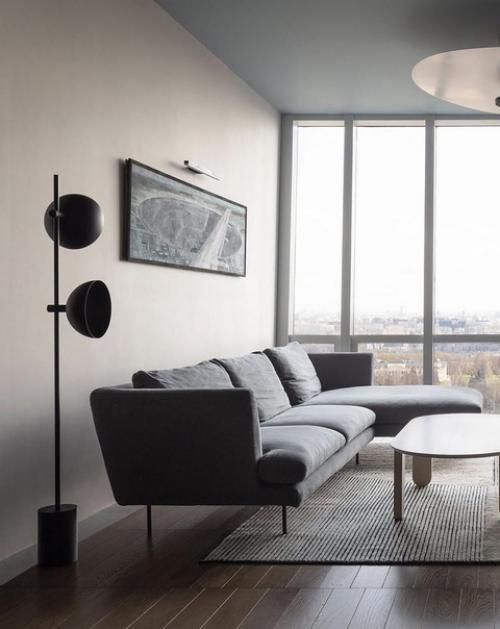 Сдержанный, минималистичный интерьер.