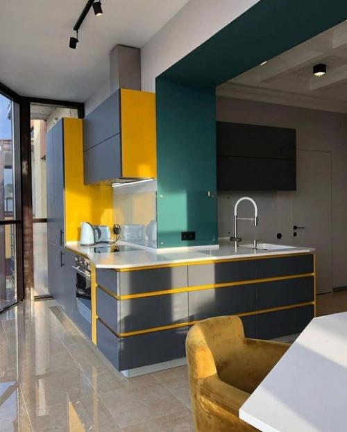 Большая, просторная кухня объединенная с балконом. 04