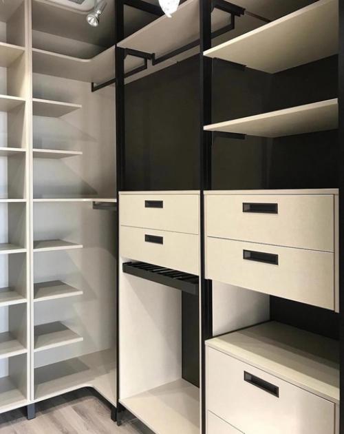 Практичная и очень вместительная гардеробная комната. 
