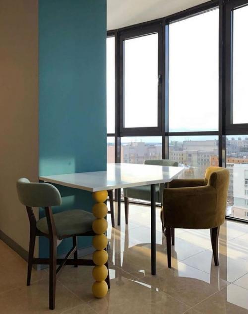 Большая, просторная кухня объединенная с балконом. 02