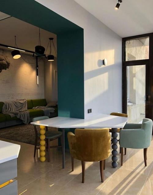 Большая, просторная кухня объединенная с балконом. 05