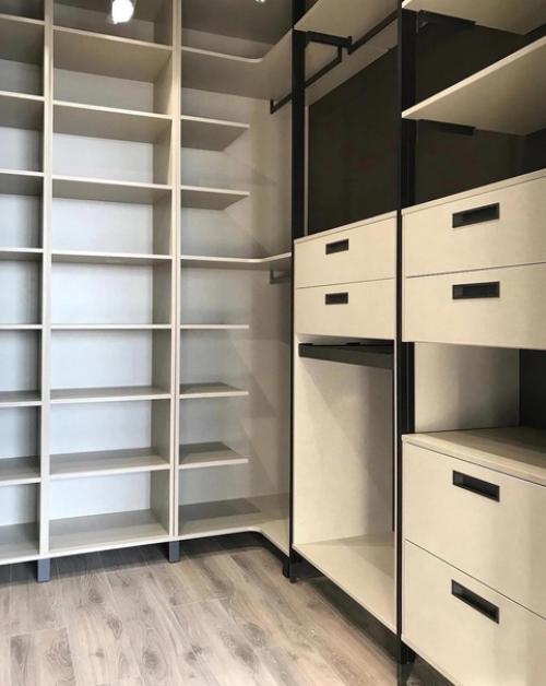 Практичная и очень вместительная гардеробная комната. 05