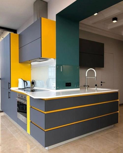 Большая, просторная кухня объединенная с балконом. 

