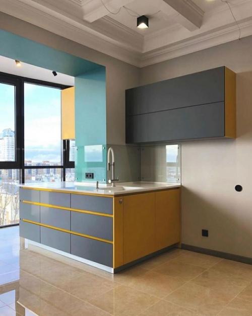 Большая, просторная кухня объединенная с балконом. 03