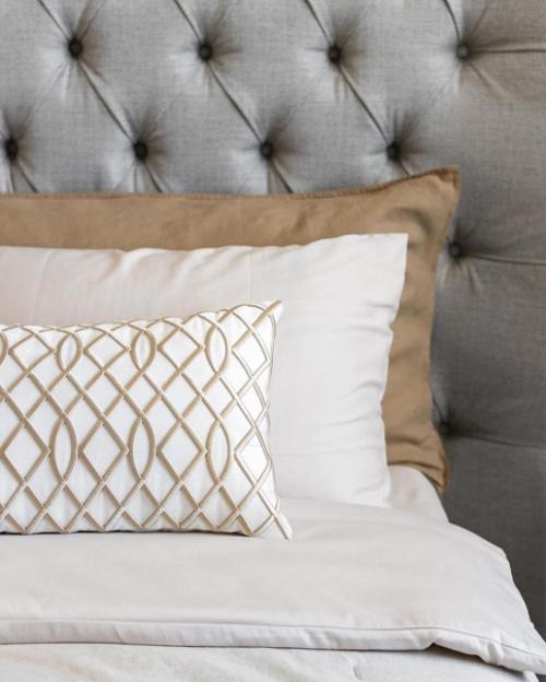 Лаконичный интерьер спальной комнаты.