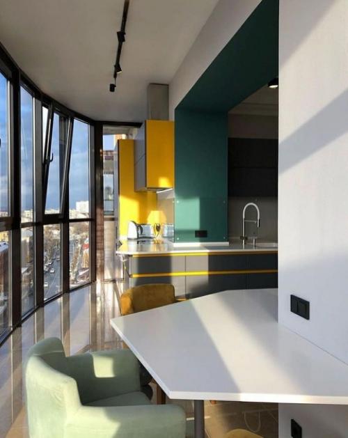 Большая, просторная кухня объединенная с балконом. 01