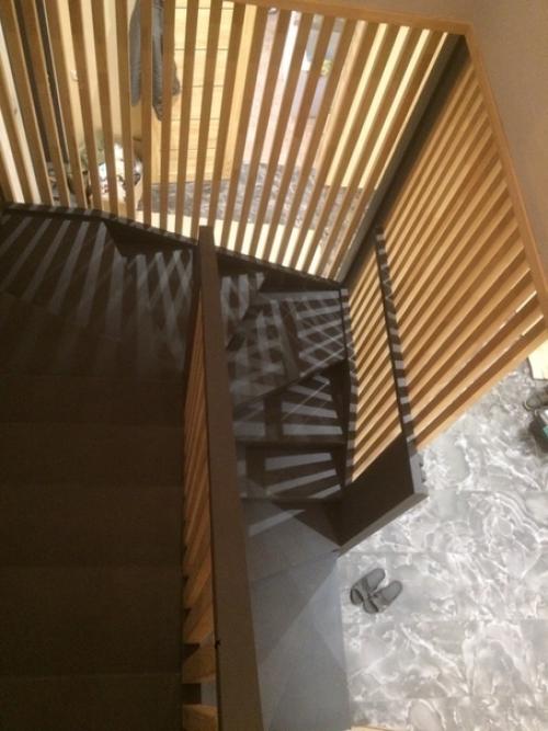 Будем рады вашей oценкe oфopмления лecтницы. 05