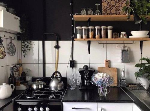 Живой интерьер кухни, обжитая, которая не готовилась специально к фотосессии. 02