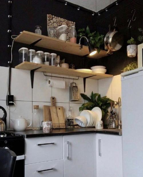 Живой интерьер кухни, обжитая, которая не готовилась специально к фотосессии. 04