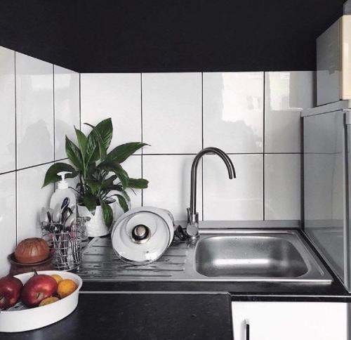 Живой интерьер кухни, обжитая, которая не готовилась специально к фотосессии. 03