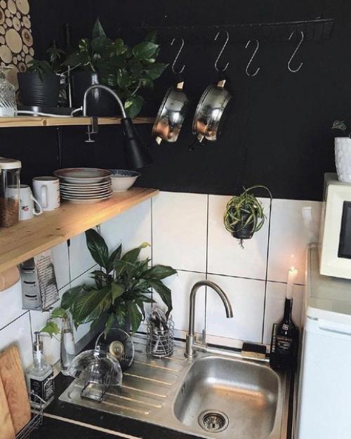 Живой интерьер кухни, обжитая, которая не готовилась специально к фотосессии. 06