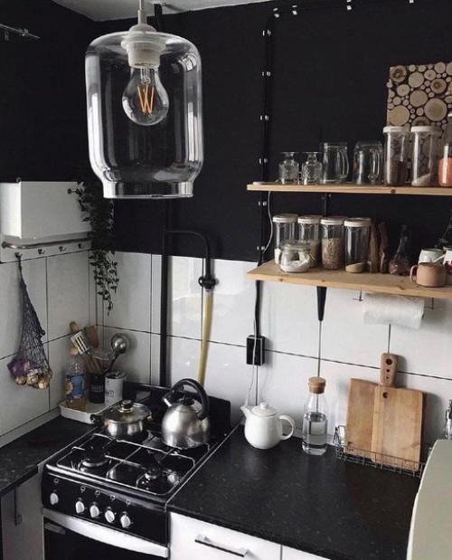 Живой интерьер кухни, обжитая, которая не готовилась специально к фотосессии. 01