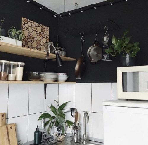 Живой интерьер кухни, обжитая, которая не готовилась специально к фотосессии. 05