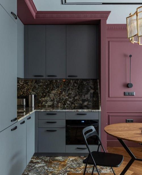 На этой кухне дизайнер.