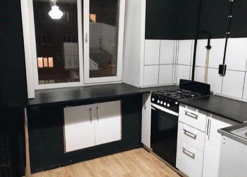 Живой интерьер кухни, обжитая, которая не готовилась специально к фотосессии.