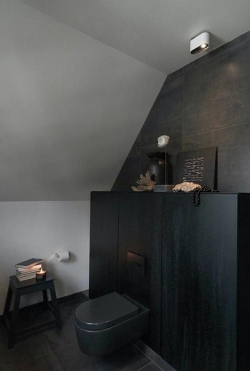 Черная керамика в санузлах.