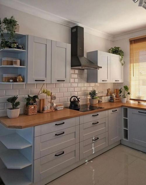 Уютная кухня в светло-голубых оттенках. 01