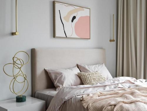 Небольшая спальная комната, но светлая и воздушная благодаря наличию больших окон. 02