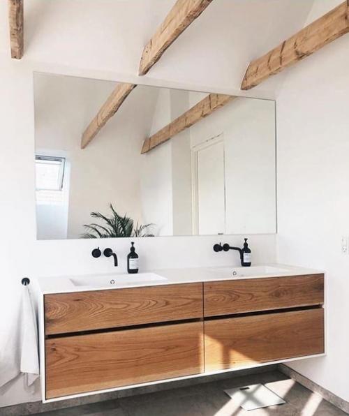 Ванная комната с большими окнами.