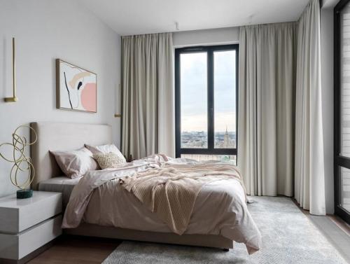 Небольшая спальная комната, но светлая и воздушная благодаря наличию больших окон. 03