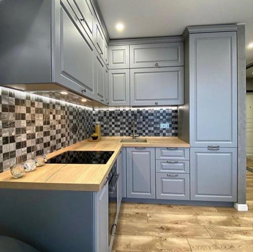 Стильный серый цвет на кухне.
