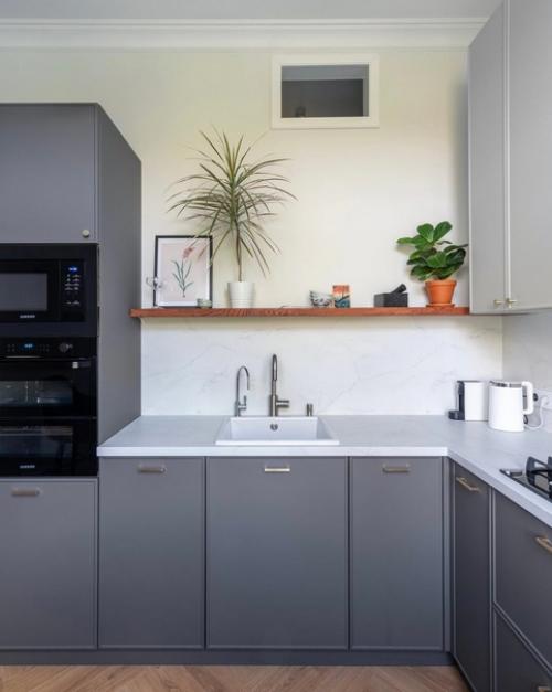 Эта квартира в сталинке расположена. 03