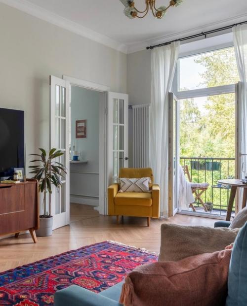 Эта квартира в сталинке расположена. 05