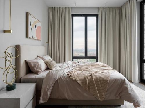 Небольшая спальная комната, но светлая и воздушная благодаря наличию больших окон. 01