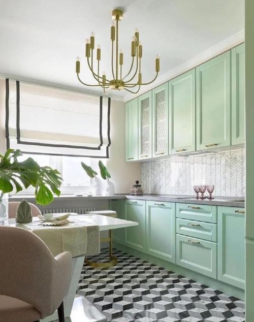 Кухня нежного мятного цвета и золотые детали. 02