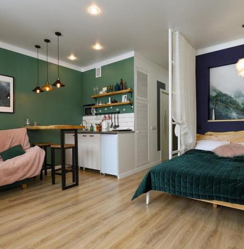 Однушка (26 м 2) в оформлении которой использовали яркую цветовую гамму. 02