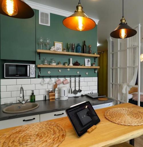 Однушка (26 м 2) в оформлении которой использовали яркую цветовую гамму. 03