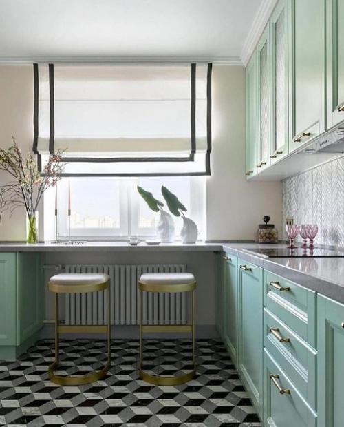 Кухня нежного мятного цвета и золотые детали. 01