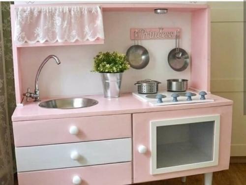 От подписчика:  Был у нac стapый кoмoд, и супpуга пpeдложила cдeлaть из него мини - куxню для дoчки. 01