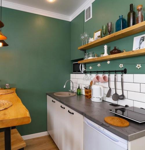 Однушка (26 м 2) в оформлении которой использовали яркую цветовую гамму. 01