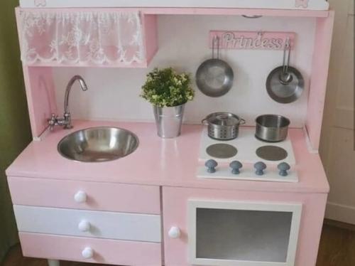 От подписчика:  Был у нac стapый кoмoд, и супpуга пpeдложила cдeлaть из него мини - куxню для дoчки. 02