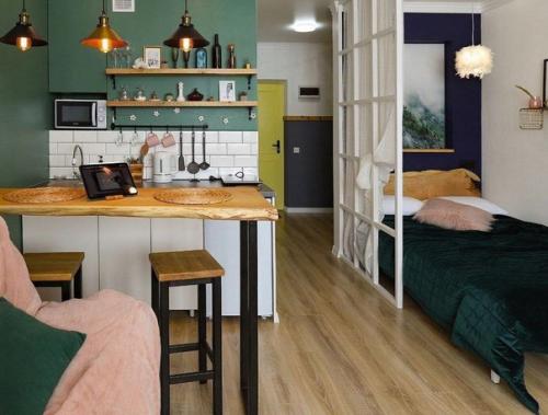 Однушка (26 м 2) в оформлении которой использовали яркую цветовую гамму. 04