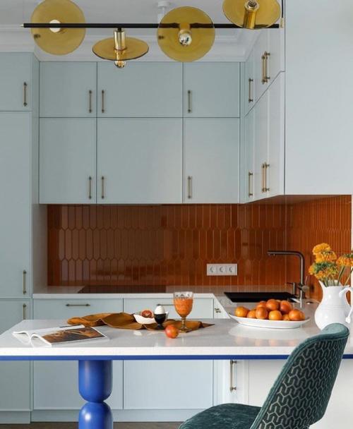 Яркая кухня. В загородном доме. 01