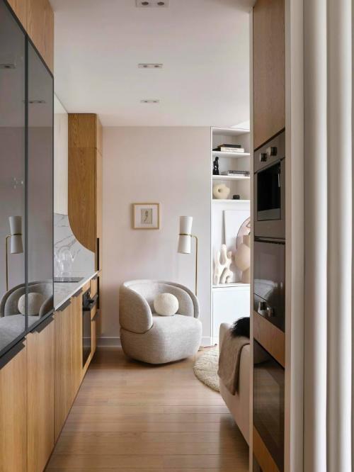 Водная гладь, березы и кот Марсель: квартира с террасой в Москве. 01