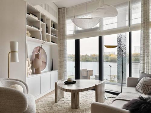 Водная гладь, березы и кот Марсель: квартира с террасой в Москве. 02