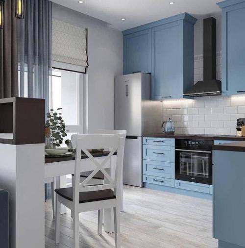 Голубой с коричневым.