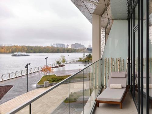 Водная гладь, березы и кот Марсель: квартира с террасой в Москве. 06