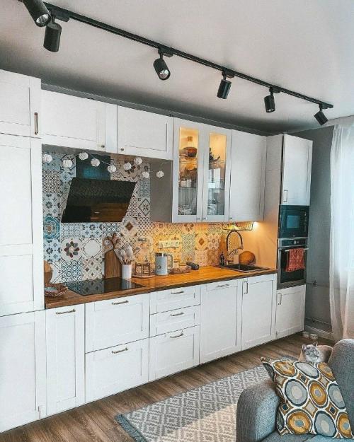 Тёплая кухня с характером.

