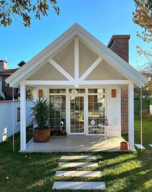 Маленький домик.  Но при этом светлый стильный.