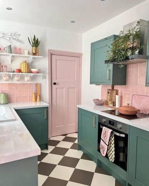 Розовая плитка как акцент на кухне. 01