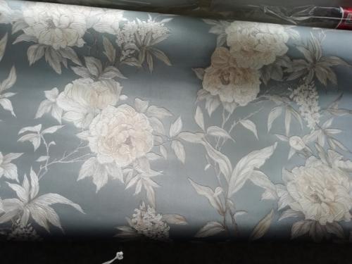 Добрый день!  Хотим сделать ремонт в спальне, на одной стене мы хотим поклеить эти обои, остальные стены покрасить однотонным цветом. 01