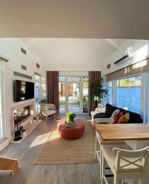 Маленький домик.  Но при этом светлый стильный. 01